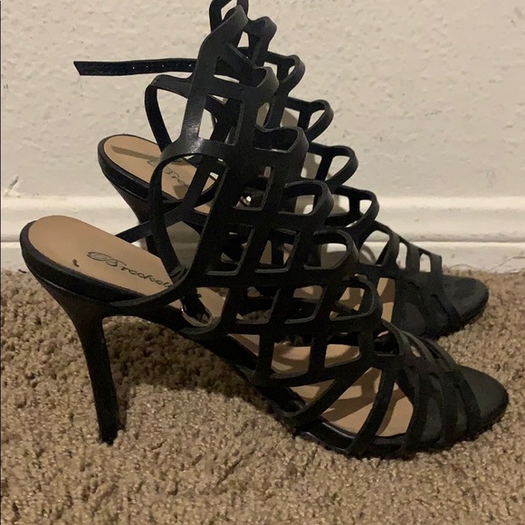 Black heels - Picture 3 of 3